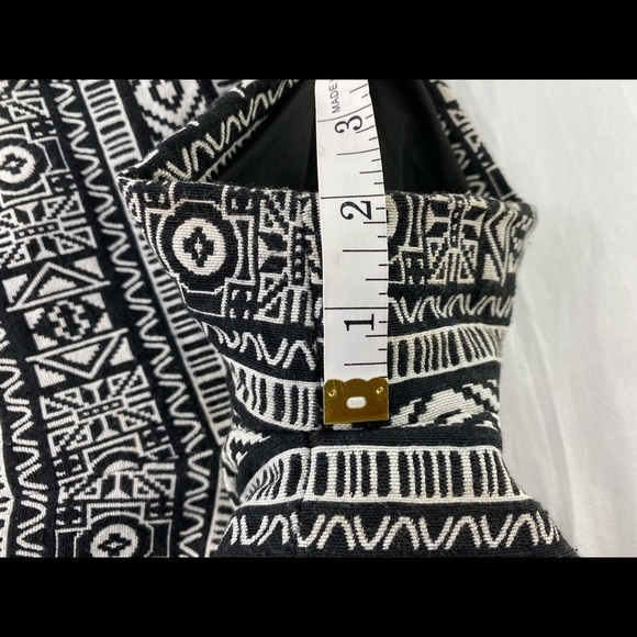 Forever 21 black & white tribal print shorts, L - Picture 8 of 11